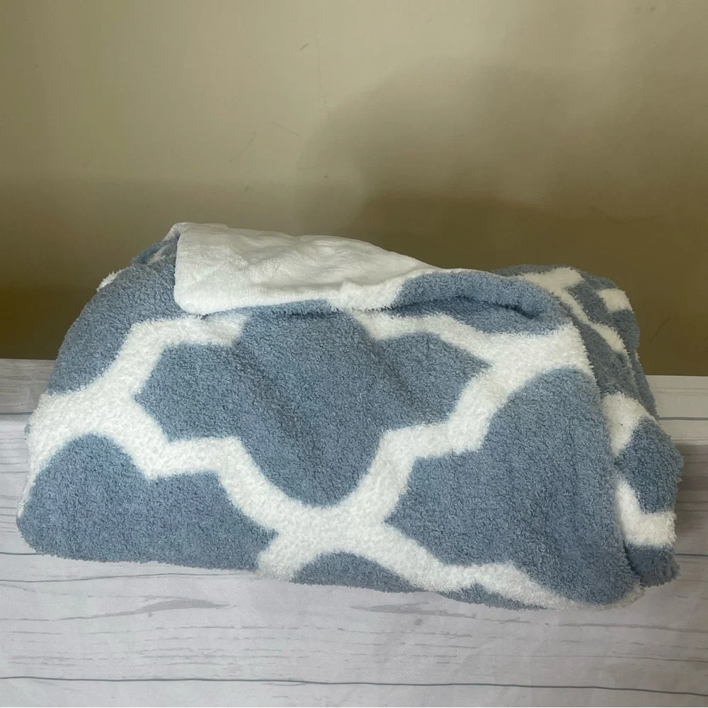 Berkshire Blue and White Throw Blanket